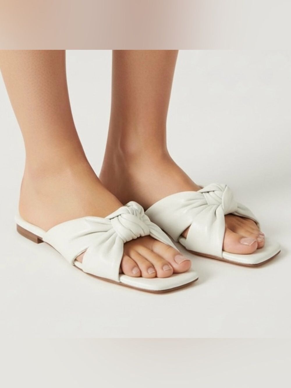 Vince Camuto Ambralee Twist Off White Quilted Leather Sandals Flats Slides Sz 8M